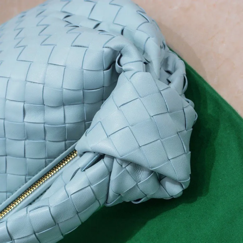 Batch 1460 BV Bottega Veneta 2022 Early Spring New Ladies Medium JODIE Handbag BV Bag 🔥The new method is to round the corners on the original basis and knot the round hobo bag with classic woven leather. The most iconic triangular pull-out design, using sheepskin draped soft shape, is super suitable for concave shapes~ Jodie feels really gentle to people, and is definitely the best item for daily matching. It has the same weave, new elements and twists, and is versatile. It is the new favorite of street style Internet celebrities! Size: 36*21*13 Model: 6697
